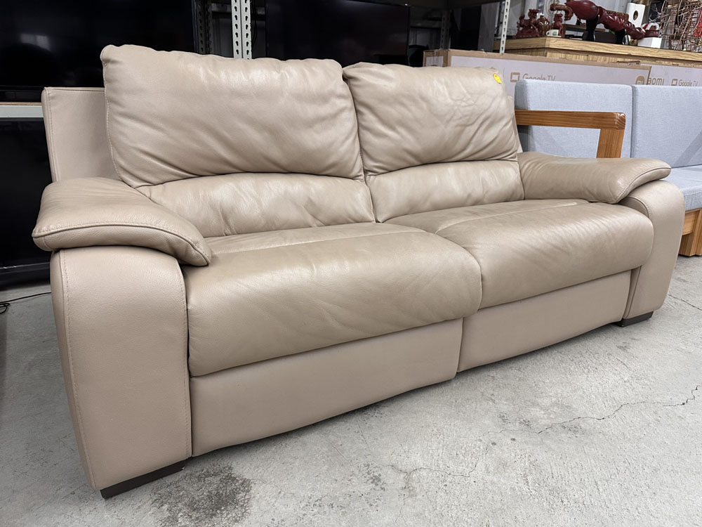 米色皮革三人沙發