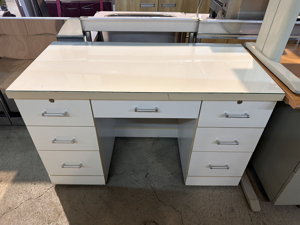 白色辦公桌附抽屜